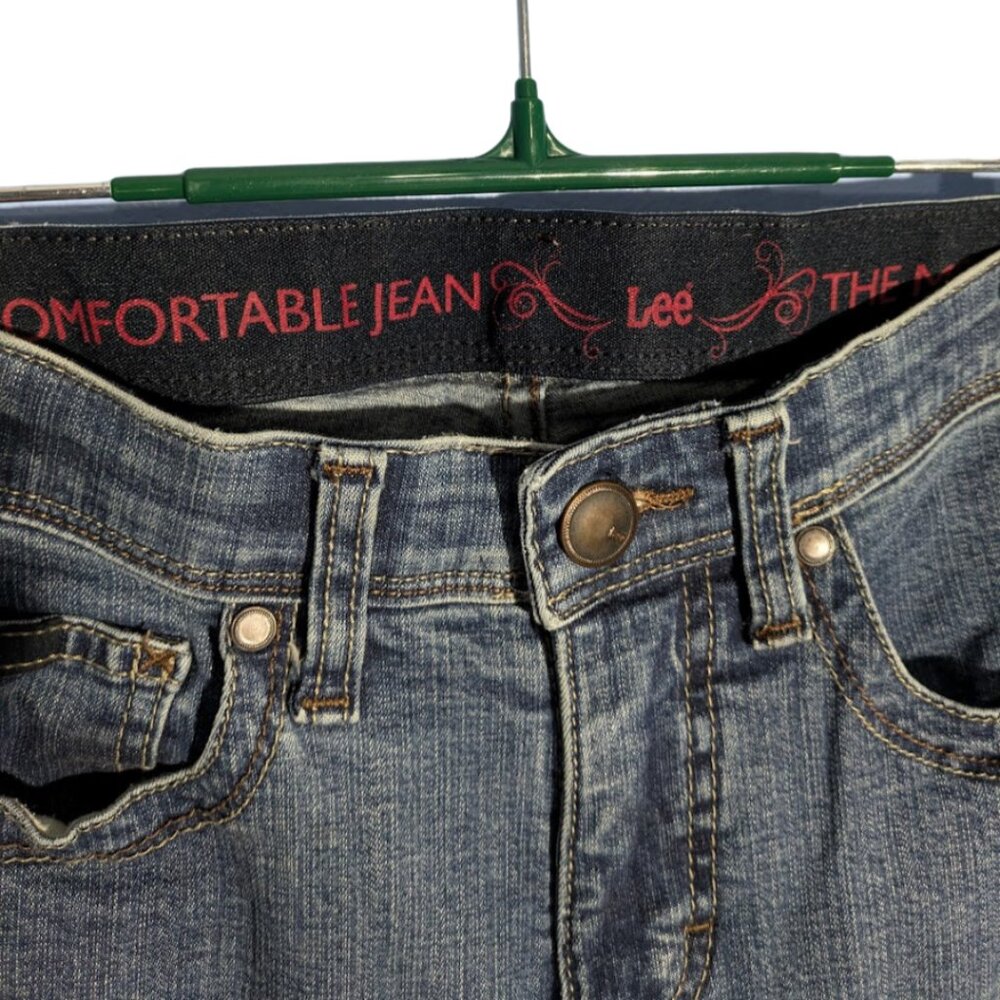 Lee "Most Comfortable Jean". Size 5 petite. - Picture 2 of 3